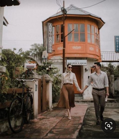 Tema Prewedding, Prewedding Outfit Ideas, Prewedding Vintage, Prewedding Photography Casual, Korean Prewedding Photography, Ide Prewedding, Pre Wedding Photoshoot Theme, Prenuptial Photoshoot, Pose Prewedding