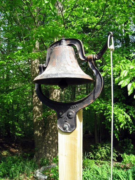 farm bell | Vanishing Memories Dinner Bell Post, Cast Iron Bell, Antique Bell, Farm School, Horseshoe Crafts, Dinner Bell, Old Farm Houses, Outdoor Diy, Vintage Bell