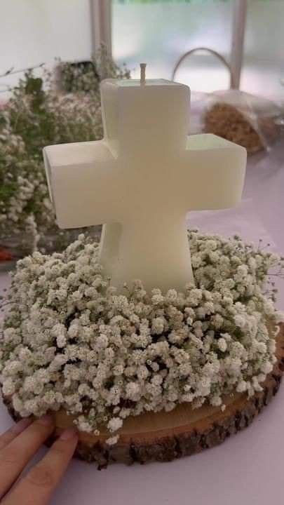 Communion Table Centerpieces, Girl Baptism Centerpieces, Decoration Communion, Baptism Decorations Girl, Communion Centerpieces, Baptism Themes, Baptism Party Decorations, Recuerdos Primera Comunion Ideas, Cross Candles