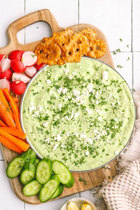 Easy Pesto Appetizers, Summer Spread Food, Feta Veggie Dip, Greek Goddess Dip, Vegetable And Dip Platter, Feta Pesto Dip, Pesto Dip Appetizer, Healthy Summer Appetizers, Summer Entertaining Food