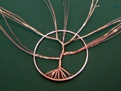 Tree Of Life Wire, Art Perle, Wire Tree Sculpture, Wire Wrapped Jewelry Tutorials, Tree Of Life Jewelry, Wire Trees, Pendant Tutorial, Diy Tree, Wire Jewelry Tutorial