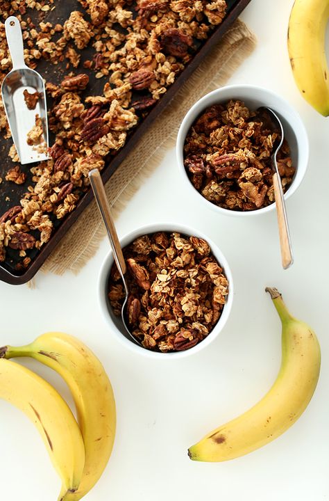 Banana Bread Granola with Walnuts and Flax | MINIMALISTBAKER.COM #healthy #vegan #glutenfree #minimalistbaker Banana Bread Granola, Banana Granola, Vegan Mashed Potatoes, Banana Splits, Vegan Granola, Minimalist Baker, Granola Recipes, Vegan Breakfast, Easy Breakfast