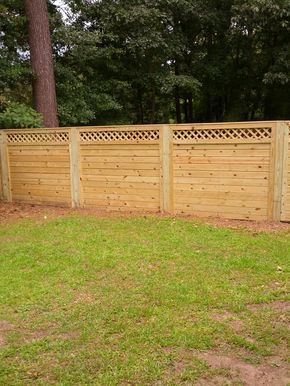 Fence Panels Ideas, Fence Panels Ideas Decor, Fence With Lattice, Backyard Fence Design, Decorative Privacy Fence, Fence With Lattice Top, Fence Trellis, Bamboo Garden Fences, Rustic Garden Fence