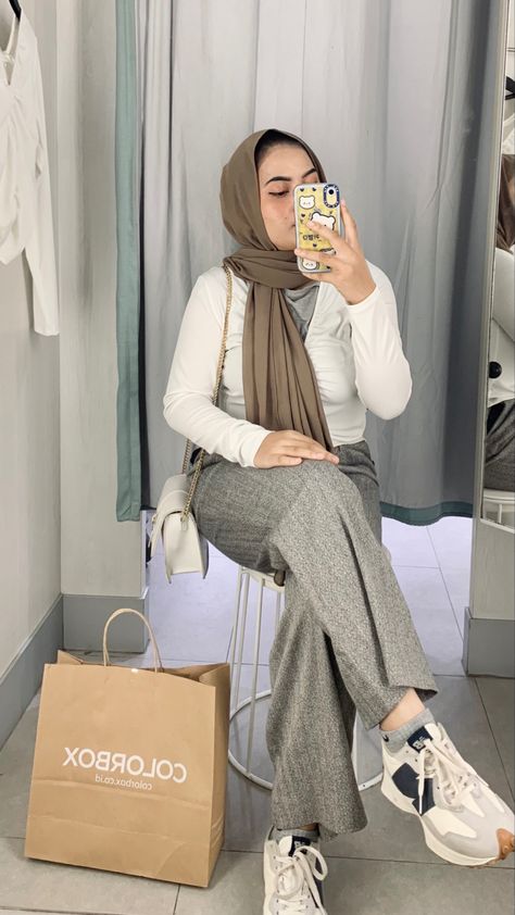 Nb 327, Ootd Hijab Casual, Fashion Muslim, Hijab Chic, Outfit Hijab, Ootd Hijab, Hijab Outfit, Elegant Outfit, Minimalist Outfit