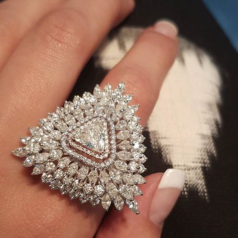 Saturday Cocktails aren't complete without Cocktail Rings! 💍🥂 #diamonds #triangle #pink #white #marqee #cocktailring #borders #quality #craftingbrillaince #hughesroad #mumbai #girlsbestfriend #breathtaking #weddingseason #indowestern #love Begani Jewels, Brooches Ideas, Triangle Diamond Ring, Trendy Embroidery, Diamond Flower Pendant, Triangle Diamond, Bridal Diamond Jewellery, Diamond Jewelry Designs, Fancy Diamonds