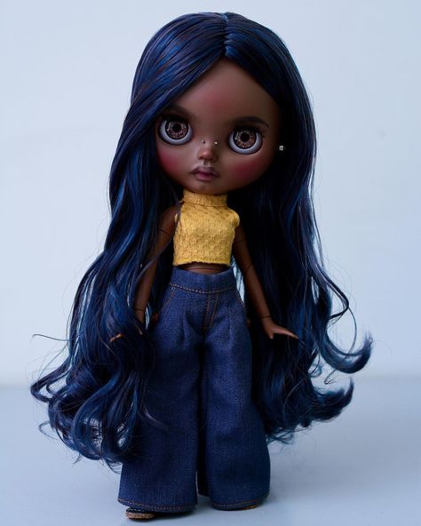 Black Blythe Dolls, Black Blythe Dolls Braids, Blythe Doll Curly Hair Brown Eyes, Black Blythe Dolls Curly Hair, Brown Curly Hair Blue Eyes Blythe Doll, Blythe Dolls Brown Wavy Hair, Blythe Doll Black Hair Bangs Blue Eyes, Doll Aesthetic, Black Curly Hair