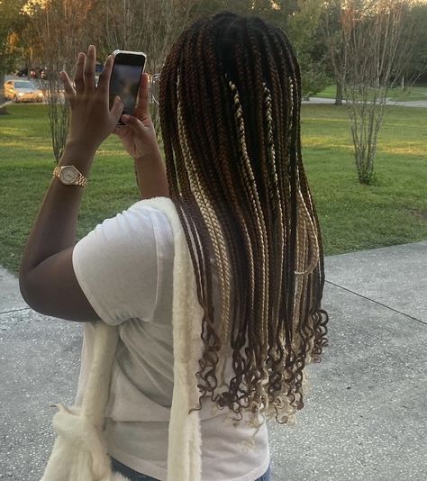 Brown Braids With Blonde Peekaboo, Peekaboo Box Braids Brown, Peakaboobraids Black And Blonde, Brown And Blonde Peekaboo Braids, Black And Blonde Peekaboo Braids, Brown Peekaboo Braids, Box Braids Peekaboo Color, Blonde And Black Knotless Braids, Brown And Blonde Knotless Braids