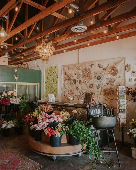 Flower Studio Design, Floral Studio Work Spaces, Floral Shop Interior, Flower Atelier, Floral Shops, Rustic Signage, Flower Aesthetics, Flower Shop Interiors, Florist Studio