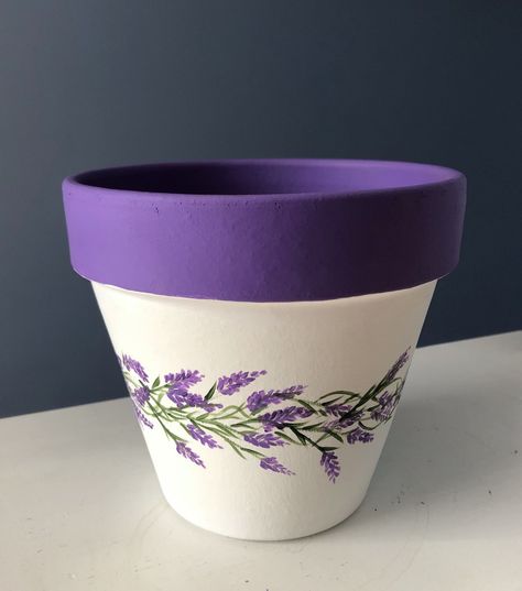 Art On Flower Pots, Diy Pots For Plants Paint, Flower Pots Painting Ideas, Diy Painted Flower Pots Design, Flowerpot Painted, Pot Painting Designs, Painted Pots Diy Terra Cotta, Flower Pots Painting, Lavender Pot