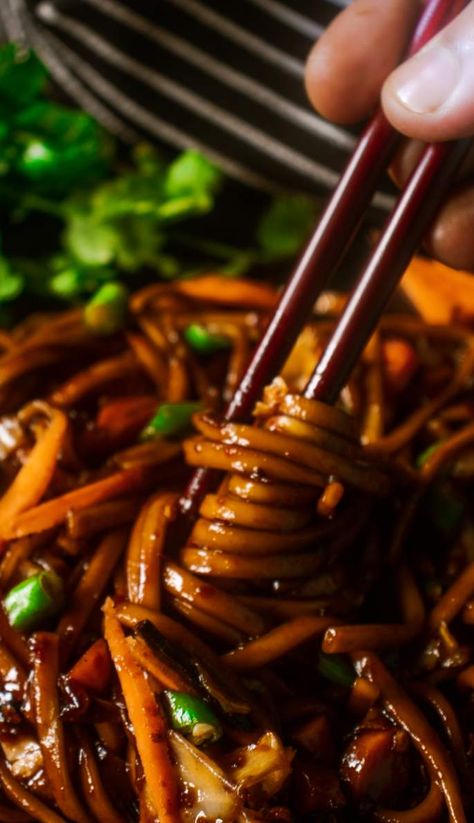 Fry Noodles Recipe, Spicy Noodles Recipe, Udon Stir Fry, Stir Fry Noodles Recipe, Udon Recipe, Yaki Udon, Fry Noodles, Asian Stir Fry, Noodle Recipes Easy