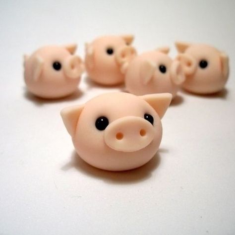 Wee Pigling Ornament - so simple and easy - would make cute beads.: Polymer Clay Kunst, Easy Clay Sculptures, Crea Fimo, Cute Beads, Polymer Clay Figures, Polymer Clay Animals, Cute Polymer Clay, Polymer Clay Miniatures, Clay Animals