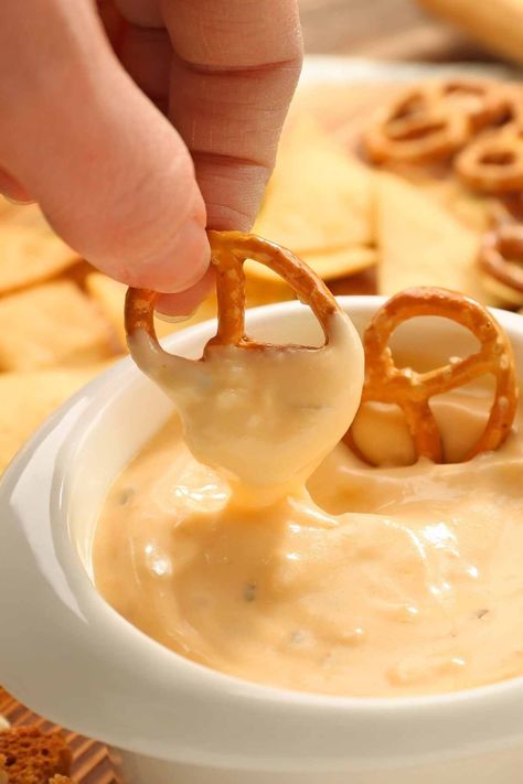 Easy Cheese Dip for Pretzels Pretzel Beer Cheese Dip, Pretzel Cheese Dip, Velveeta Dip, Dip For Pretzels, Cheese Queso Dip, Queso Dips, Salty Snack Recipes, Pretzel Dip Recipes, Beer Cheese Dip Recipe