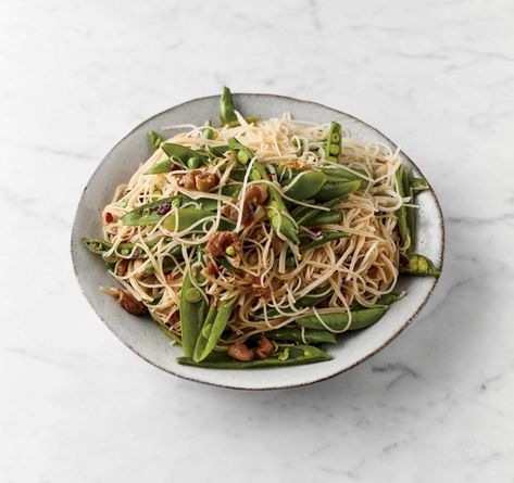 Jamie Oliver's 5-ingredient Sweet and Sour Chicken Noodles - The Happy Foodie Chicken Dinner For Two, Jamie Oliver 5 Ingredients, Jamie Oliver Chicken, Chicken Stir Fry With Noodles, Healthy Budget, Sweet And Sour Chicken, Stir Fry Recipes Chicken, Chicken Noodles, Sweet Sour Chicken