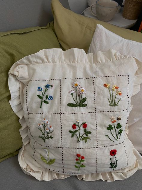 embroidery flowers pillow sewing 🧵🪡 Pillows Embroidery, Fancy Pillows, Shabby Chic Cushions, Pillow Sewing, Cushion Embroidery, Flowers Pillow, Pillows Decorative Diy, Cute Cushions, Pillow Embroidery