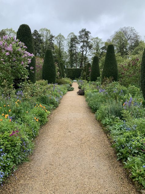 green herbaceous garden hidcote manor cotswolds Hidcote Manor Garden, Manor Garden, Flowering Cherry Tree, Famous Gardens, Herbaceous Border, English Cottage Garden, Castle Garden, Plant Guide, Most Beautiful Gardens