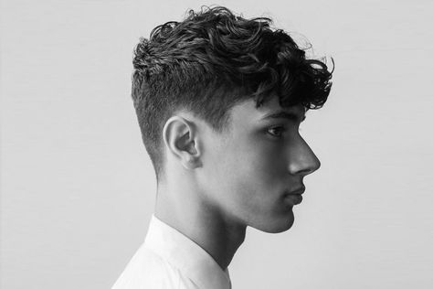 Are you man with either short or long curly hair? If so, you have your options when it comes to haircuts. Here are 50+ haircuts to prove it. Men's Curly Hairstyles, Male Haircuts Curly, Wavy Hair Men, Cool Hairstyles For Men, Haircuts For Curly Hair, Corte De Cabelo Masculino, Hair And Beauty, Curly Hair Men, Boys Haircuts