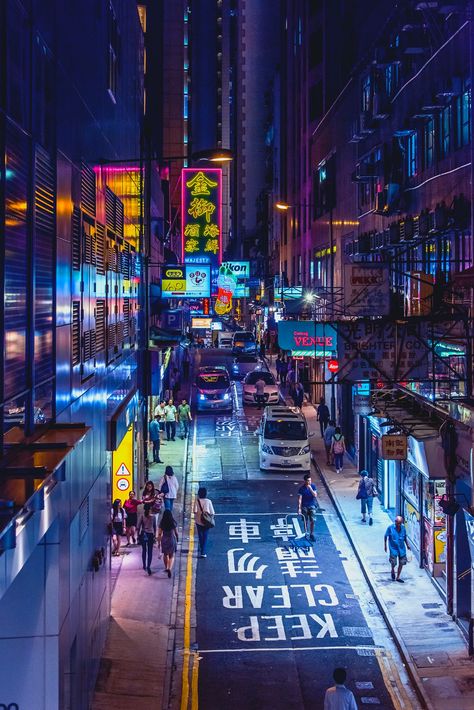 Late night walk around Central, HK.. Download this photo by Paulo Evangelista on Unsplash Soho Hong Kong, City Nightlife Aesthetic, Hong Kong Aesthetic, Hongkong Style, South America Travel Route, Las Vegas Luxury Hotels, South America Travel Photography, City Guide Design, Hong Kong Night