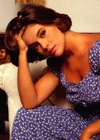 Alyssa Milano Pixie, 1980s Looks, Celebrity Short Hair, Alyssa Milano, Shoulder Length Hair, Pixie Cut, Shoulder Length, Short Hair, Short Hair Styles