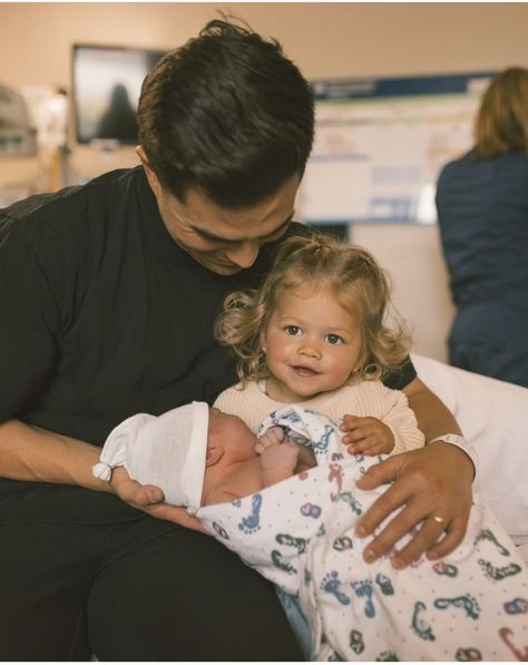 Hospital Newborn Pictures With Siblings, Sibling Hospital Pictures, Newborn Hospital Pictures With Sibling, Newborn Family Pictures With Siblings Hospital, Hospital Sibling Photos, Brynley Arnold, Sibling Meeting Baby In Hospital, Hospital Pics, Godly Mother