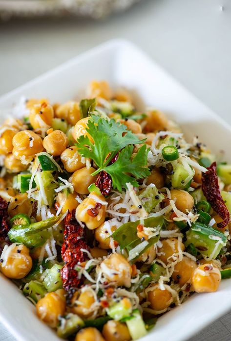 Warm chickpeas salad chana sundal Alkaline Salads, South Indian Food Recipes, Indian Salad, Chickpeas Salad, Indian Salads, Fresh Coconut, Chickpea Curry, South Indian Food, Super Healthy