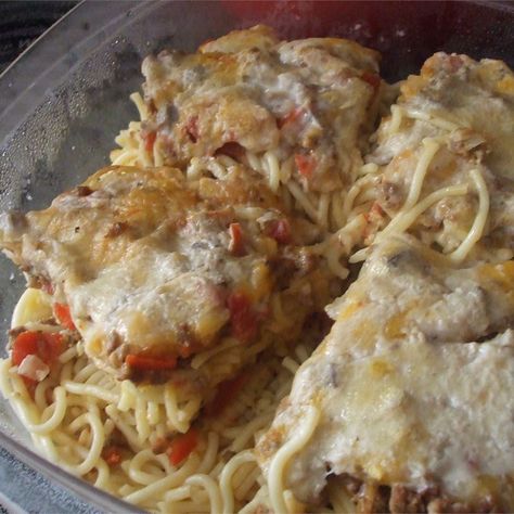 Baked Spaghetti I Beef Casseroles, Baked Spaghetti Casserole, Baked Spaghetti Recipe, Bon Apetit, Spaghetti Casserole, Hearty Casseroles, Cream Of Mushroom Soup, Dinner Chicken, Cream Of Mushroom