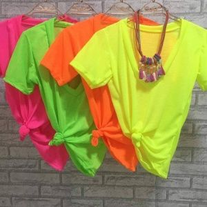 Carnaval 2019: Fantasias, tendências e looks - 50 fotos p/ brilhar na folia Ropa Color Neon, Glow Party Outfit, Neon Party Outfits, Neon Birthday Party, Glow Birthday Party, Disco Party Decorations, Neon Birthday, Victoria Fashion, Party Outfits For Women