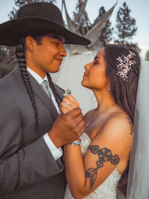 Native American Wedding, Americana Aesthetic, Ranch Weddings, Forest Theme Wedding, Native American Images, Native American Culture, Native American Fashion, Pose Reference Photo, Ranch Wedding