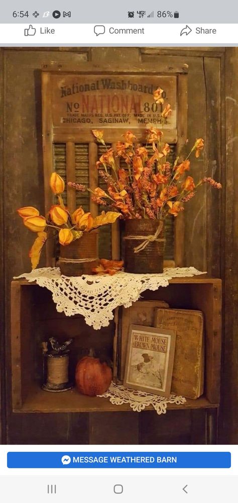 Primitive Fall Decorating, Primitive Fall Decor, Antique Booth Displays, Primitive Living, Primative Decor, Fall Decor Diy Crafts, Fall Vignettes, Fall Flower Arrangements, Brown Leaves