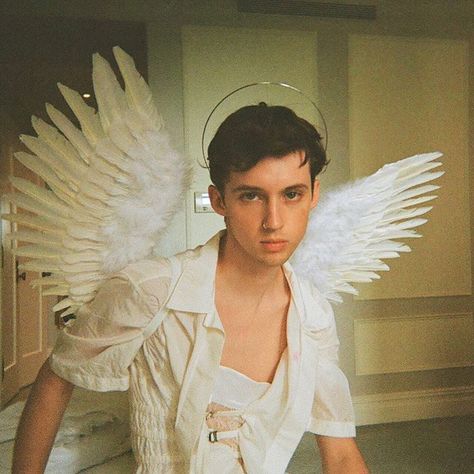 #troyesivan Male Angel Aesthetic, Male Angel Costume, Angel Costume Men, Angelic Aesthetic, Male Angel, Angel Costume, Ange Demon, Tyler Oakley, Angel Aesthetic