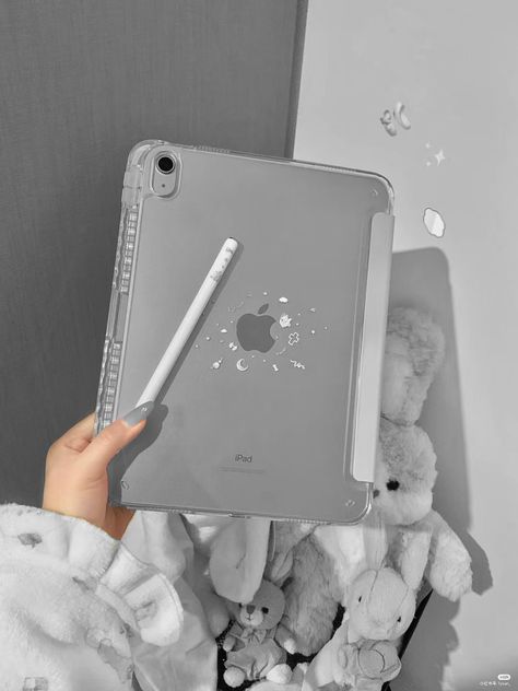 Ipad 12.9 Pro, Ipad Engraving, Electronics Aesthetic, Ipad Case Aesthetic, White Ipad Case, Ipad Decor, Ipad Picture, College Inspiration, Ipad Inspo