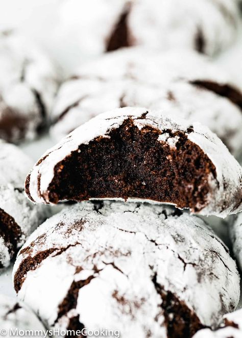 These Eggless Chocolate Crinkle Cookies are moist and fudgy on the inside and slightly crisp on the outside. Nothing shouts out Happy Holidays like a great plate of chocolatey cookies. Easy to make, even easier to eat! @mommyhomecookin #recipe #eggfree #eggless #egglessbaking #eggallergy#cookies #christmas #chocolate #crinkle Chocolate Crinkle Cookies Recipe, Eggless Cookie Recipes, Small Batch Cookies, Eggless Cookies, Crinkle Cookies Recipe, Chocolate Crinkle, Eggless Desserts, Eggless Recipes, Chocolate Crinkle Cookies