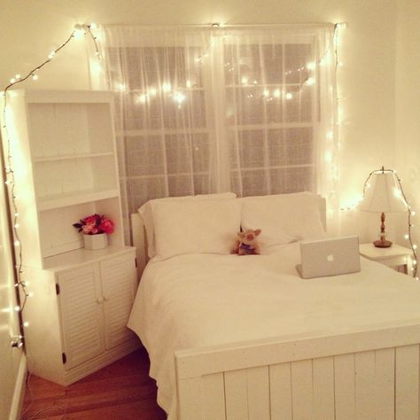 OH!!! Fill that shelf with books and ballet shoes and this is a Totally Trishy room!! <3 Tumblr Rooms, Casa Vintage, Zoella, Room Deco, Trendy Bedroom, Plywood Furniture, Remodel Bedroom, Dream Rooms