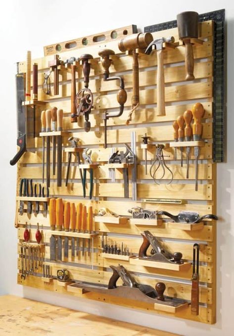 Officine In Garage, Pallet Tool, Garden Tool Rack, Tool Rack, Door Insulation, Workshop Organization, Diy Holz, Garage Tools, Old Pallets