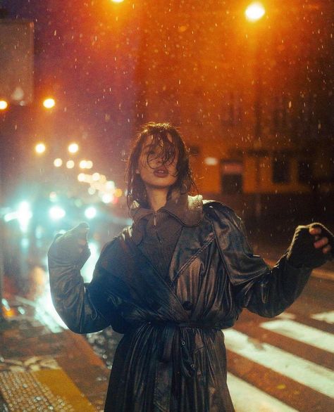 Rainy Photoshoot, Night Street Photography, Street Photography Portrait, City Rain, Rain Fashion, Rain Photo, Night Portrait, Street Portrait, Fashion Photography Inspiration