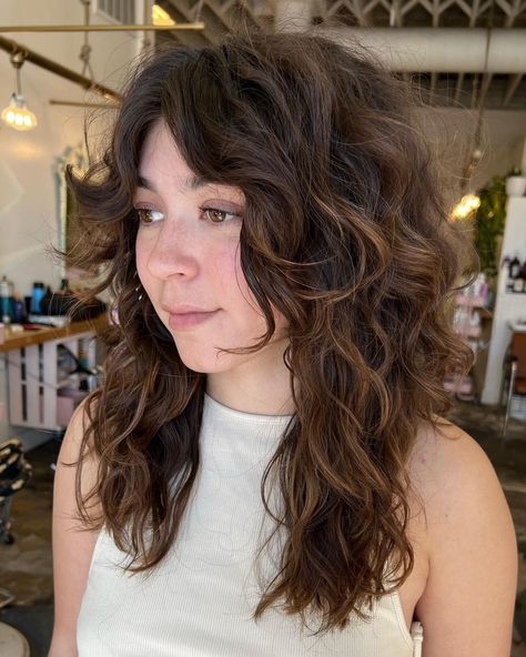 Haircut Thick Wavy Hair, Naturally Wavy Hair Cuts, Hairstyles For Thick Wavy Hair, Trendy Curls, Wavy Shag, Layered Thick Hair, Curly Shag Haircut, Curly Haircut, Medium Length Curly Hair