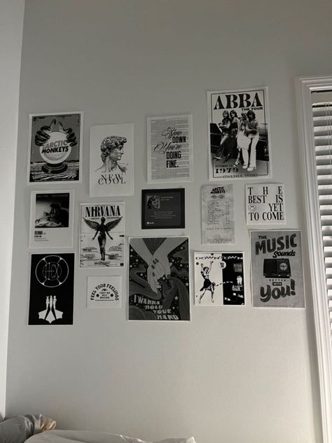 Music Poster Ideas Black And White, Black And White Poster Wall Bedroom, Dorm Room Ideas Men, Black And White Arctic Monkeys, Gold Dorm Room Ideas, Dorm Room Ideas Black, Black And White Dorm Room, Gold Dorm Room, Dorm Room Vintage