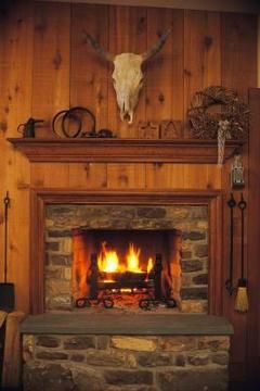 It's easy to decorate a mantel in a rustic cowboy theme. Ashlie, we should do a scene like this :) Indoor Fireplaces, Western Rustic, Rustic Fireplaces, Wooden Wall Panels, Fireplace Hearth, Western Homes, Painted Brick, Western Theme, Western Home Decor