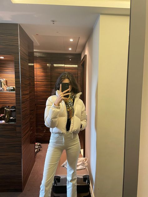 White Puffer Jacket Outfit Winter, Superpuff Outfit, Cream Jacket Outfit, White Puffer Jacket Outfit, Burberry Scarf Outfit, Flare Jeans Outfit Winter, London Winter Outfits, Scarf Outfit Winter, Winter Jacket Outfits