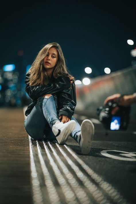 Street Photography Poses, Aesthetic Self Portrait, Night Photography Portrait, Street Photography Model, Urban Photography Portrait, Night Street Photography, Street Fashion Photoshoot, Female Portrait Poses, Street Photography Portrait