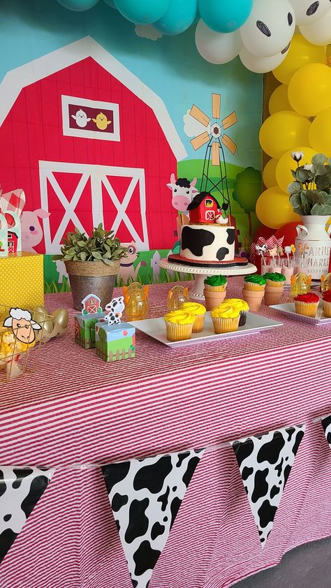 Farm Birthday Party 🐽🐥🐄 Farm Animal Birthday Party Ideas, First Birthday Farm Theme, Farm Birthday Party Decorations, Old Macdonald Birthday, Farmhouse Birthday, Farm First Birthday, 1rst Birthday, Baby First Birthday Themes, Farm Theme Birthday