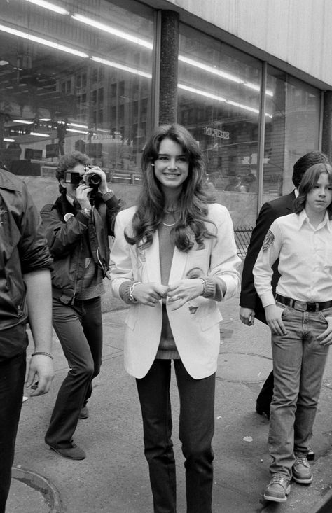 Vintage hair: why does Brooke Shields' 80s blow dry still inspire us? Brooke Shields Young, Klasik Hollywood, Vogue France, Hollywood Waves, Richard Avedon, Valley Girls, Brooke Shields, Life Pictures, Beauty Icons