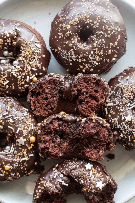 High Protein Donuts, Protein Donuts Recipe, Protein Donuts, Protein Baking, Under 100 Calories, Protein Treats, Protein Desserts, Protein Powder Recipes, Chocolate Donuts