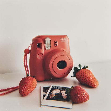 Red Polaroid Camera, Poloroid Printer, Instax Aesthetic, Rouge Aesthetic, Polaroid Instax Mini, Camera Painting, Red Camera, Aries Aesthetic, Polaroid Cameras