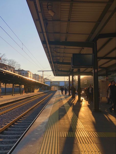 One Point Perspective Room Photography, Spaces And Places Photography, Public Reference, One Point Perspective Photography, Train Station Photography, Train Station Aesthetic, Perspective Grids, One Point Perspective Room, Street Perspective