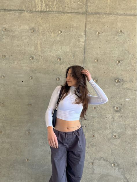 Dark Grey Parachute Pants Outfit, Grey Parachute Pants Outfit, Grey Parachute Pants, Parachute Pants Outfit, Hairstyles Bangs, 2023 Hairstyles, Aesthetic Grey, Uni Fits, Style Pinterest