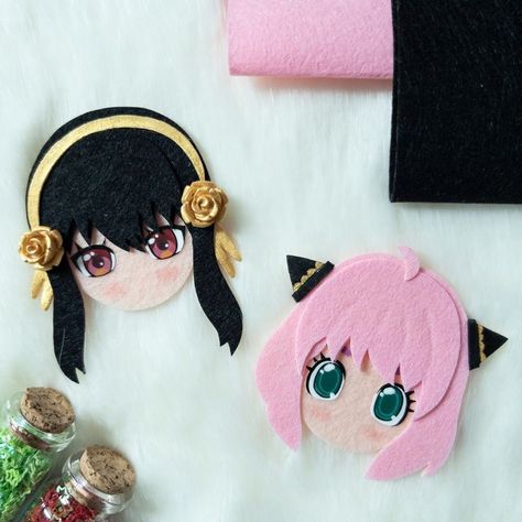 Anya And Yor Forger, Anime Knitting, Bros Flanel, Pencil Topper Crafts, Felt Pins, Walking Robot, Yor Forger, Crochet Hair Accessories, Plushie Patterns