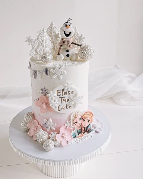 Kully | Pretty Little Cakes (@pretty.littlecakes) • Instagram photos and videos Elsa And Olaf Cake, Frozen 2 Cake, Olaf Birthday Cake, Tom Cake, Elsa Torte, Cakes Pretty, Olaf Birthday, Olaf Cake, Elsa Cake