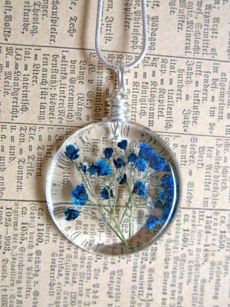 Blue Baby Breath, Flower In Resin, Flower Resin Jewelry, Pressed Flower Crafts, Motifs Perler, Diy Resin Projects, Baby Breath, Resin Jewelry Diy, Resin Jewelry Making