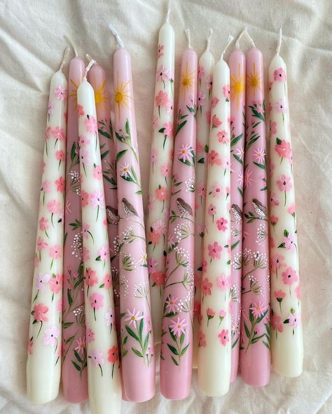 ig: orna_handpainter Taper Candle Painting, Wax Painted Candles, Wax Candle Painting, Painting On Objects, Candle Wax Painting, Candlestick Painting, Diy Taper Candles, Painted Taper Candles, Candle Painting