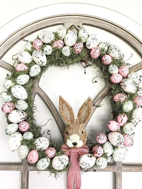 Give dollar store plastic Easter Eggs makeover and create this speckled Easter egg wreath for under $10. Easy outdoor Easter decoration idea on a budget. Dollar store Easter wreath for front door that looks expensive. Farmhouse Wreath Diy, Easter Egg Wreath Diy, Egg Wreath, Farmhouse Easter Decor, Easter Wreath Diy, Easter Spring Wreath, Diy Spring Wreath, Easter Egg Wreath, Easter Bunny Wreath